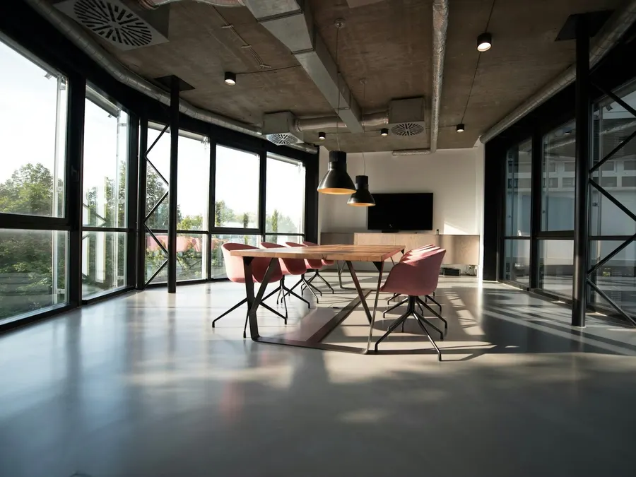 Modernes aufgeräumtes Büro mit großen Fenstern